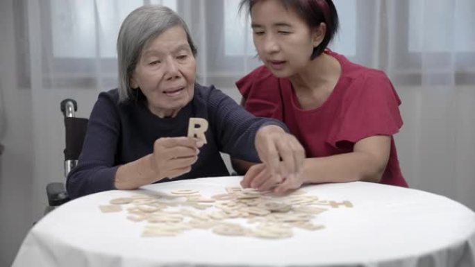 老年妇女玩字母游戏，提高精神卫生和记忆机智