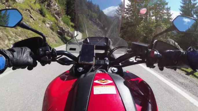 POV骑自行车的人在风景秀丽的绿山路骑摩托车，瑞士Alp，摩托之旅