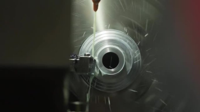 使用液体在工厂生产金属细节的数控铣床视图