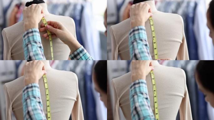 女裁缝从工作室的人体模型中进行测量