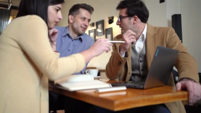 在咖啡店开会期间，男女白人同事在思考新想法