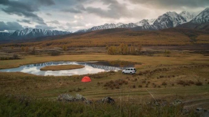 在山湖用红色帐篷和汽车露营的时光倒流