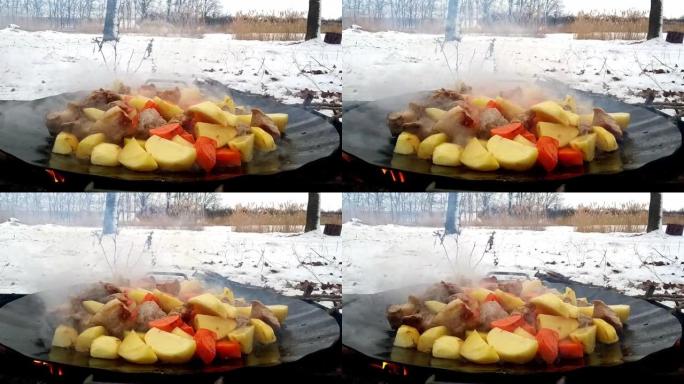 用肉在火上炸的土豆。没有电