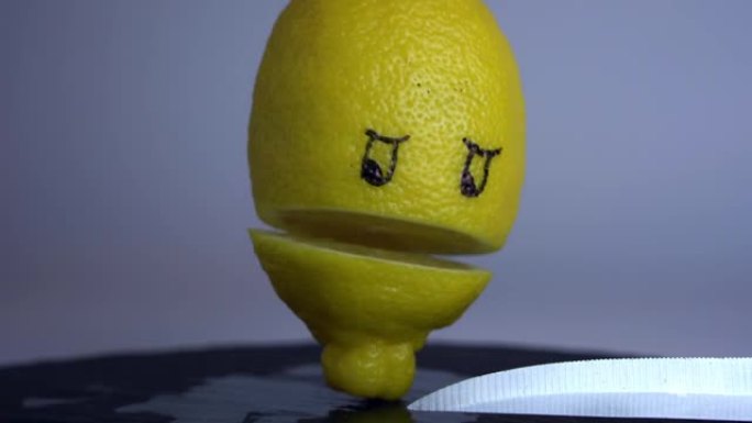 会说话的黄色柠檬用程式化的嘴和彩绘的眼睛切成两半