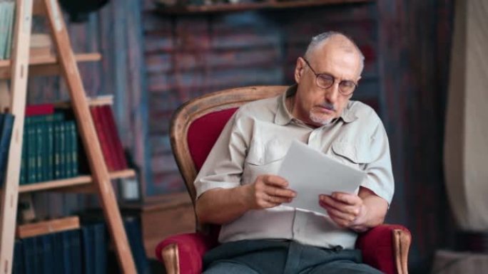 沉思老人阅读纸质文件退休银行医疗保险税信