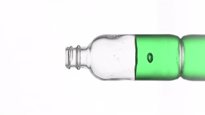 维生素k滴入带有绿色液体的医疗瓶中