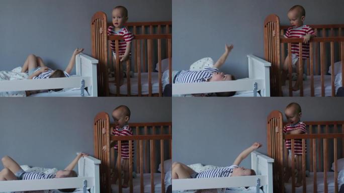 睡前在卧室里的小兄弟在婴儿床里玩耍
