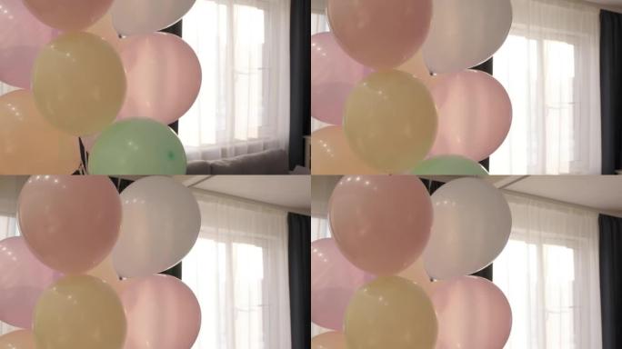 客厅里有许多五颜六色的气球，生日婚礼圣诞派对活动装饰品的气球节日支架。