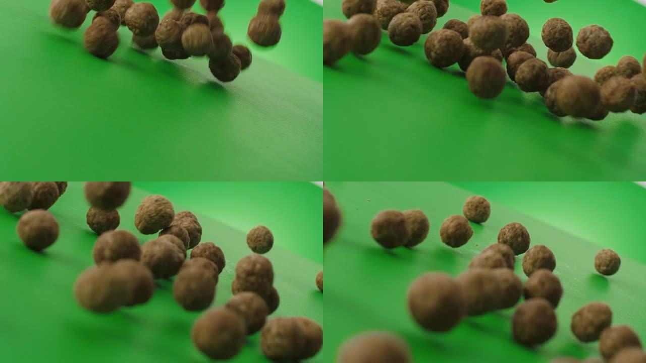 小肉丸在绿色背景下以慢动作向相机走来。