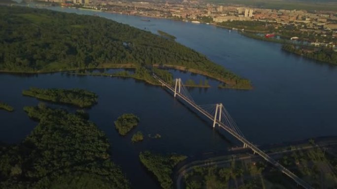 日落无人机镜头时，叶尼塞河上克拉斯诺亚尔斯克人行桥的景色