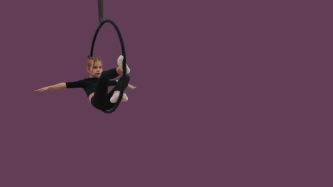 儿童空中杂技演员在空中箍上显示不同的身体形状