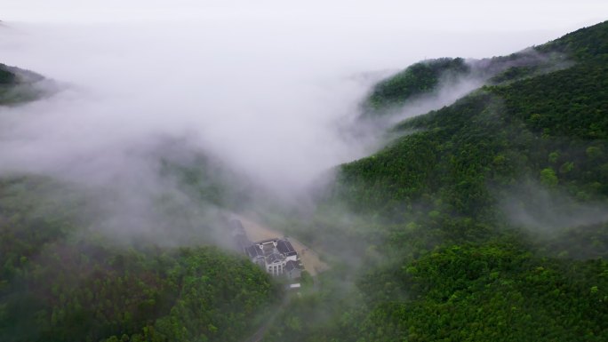 航拍云雾森林深山豪宅