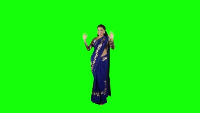 迷人的印度女人跳舞的全长