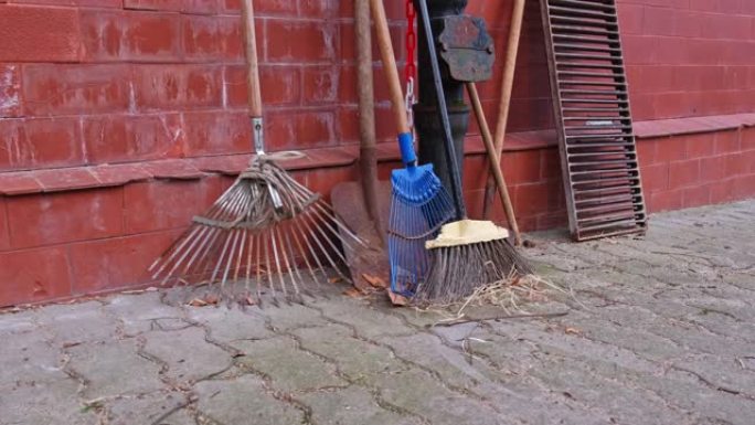 园丁工具耙铲和扫帚