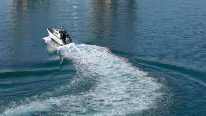 拖船领航船带领游轮航行，以帮助游轮停泊在意大利巴勒莫港