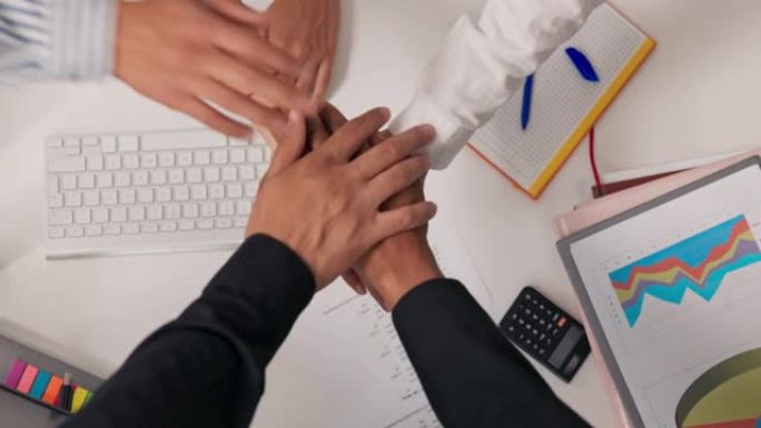 不同国籍的手，肤色，一个堆叠在办公桌上，一个协议，一个紧密的团队，一起工作，一个赌注，所有人