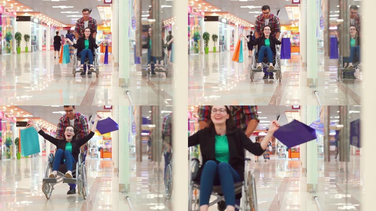 在购物中心，一名穿着衬衫的男子抱着一名戴着眼镜的轮椅的残疾妇女。他们很开心，他们在笑。