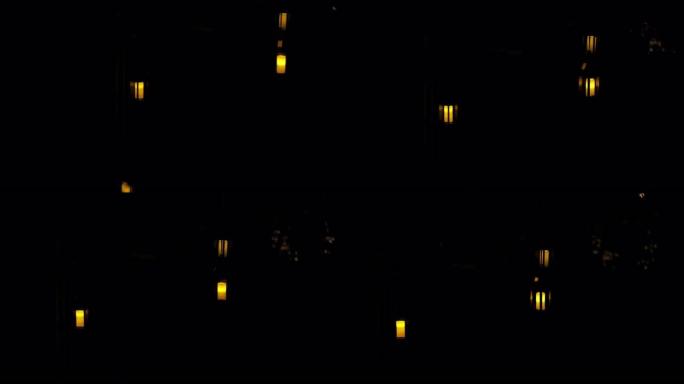 夜间悬挂蜡烛灯，背景为河流