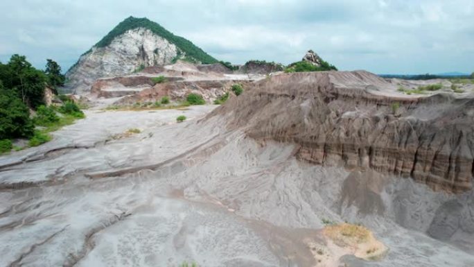 空中无人驾驶飞机视图大峡谷在泰国叻差府，这个地方是一个废弃的矿山山岩。泰国大峡谷。