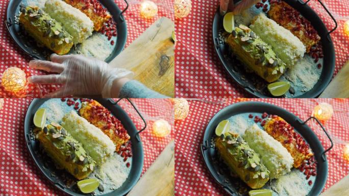 我在墨西哥玉米elote里放了两片石灰。墨西哥玉米有三种方式。用奶酪，鳄梨色拉酱和石榴压制