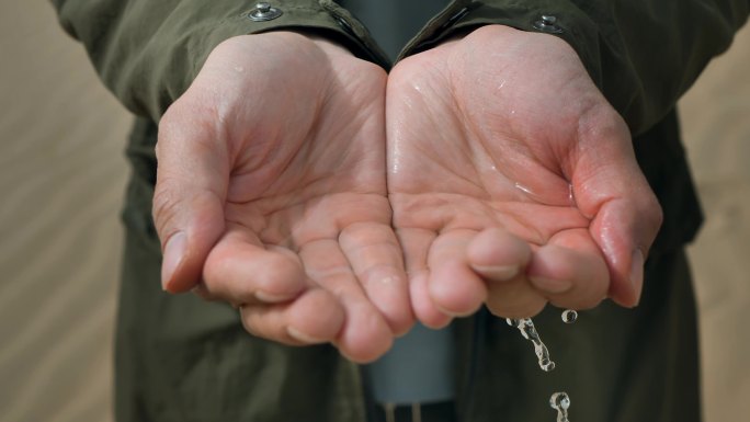 沙漠里一捧水珍惜水资源