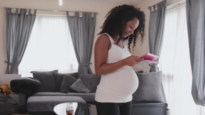 孕妇在客厅用数码平板电脑