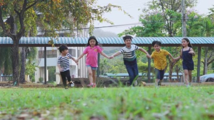 小学生在操场跑步小学生在操场跑步