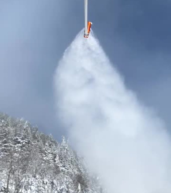 雪佳能在滑雪坡和树木上喷洒人造雪