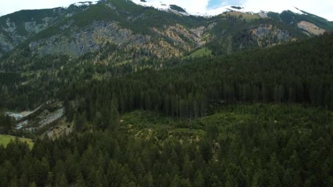 Ahornboden山谷有充满活力的枫树和风景秀丽的山峰，下面是一条蓝色的水河，巴伐利亚奥地利阿尔卑