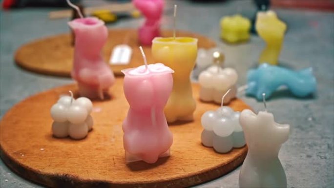 桌上不同形式的手工彩色蜡烛
