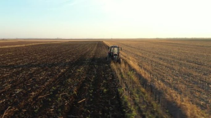 拖拉机在农田，农田上拖动圆盘耙时的空中横向行进视图