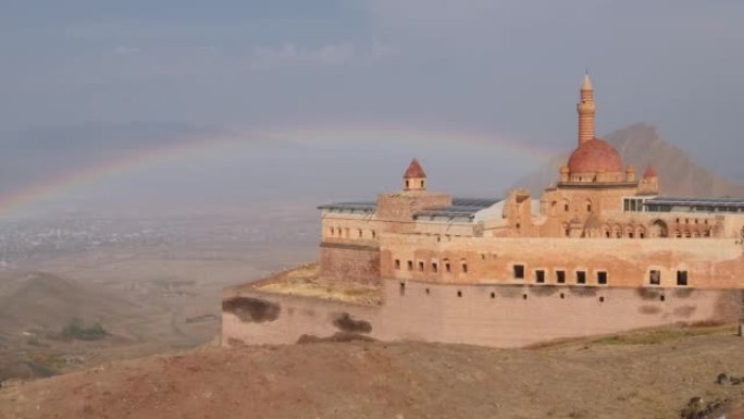 土耳其东部阿格里市以彩虹为背景的伊沙克帕夏宫