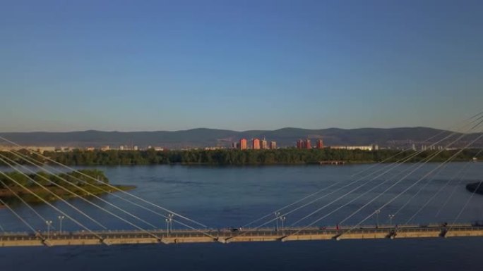 叶尼塞河克拉斯诺亚尔斯克无人机画面上人行桥的鸟瞰图
