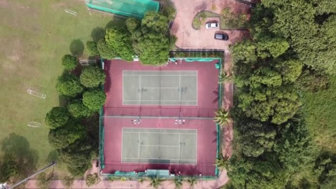 无人机视点网球场正上方被树木包围