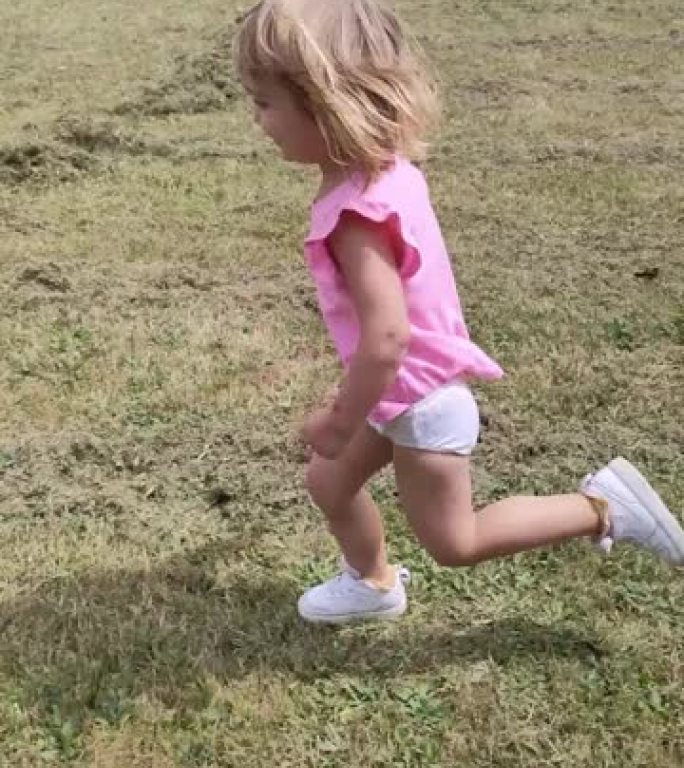 特写镜头，女孩在乡村全速奔跑，尽情享受夏日。