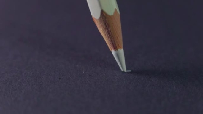 在黑纸上画一条线的白色铅笔