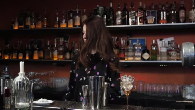红发女孩年轻成年女性酒保准备混合纸飞机鸡尾酒吧倒冰铃