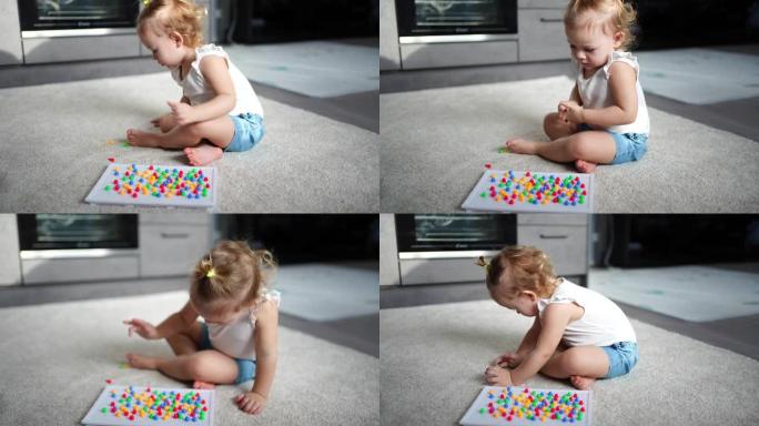 漂亮的小女孩在家里玩蘑菇指甲马赛克。爱好和休闲时间