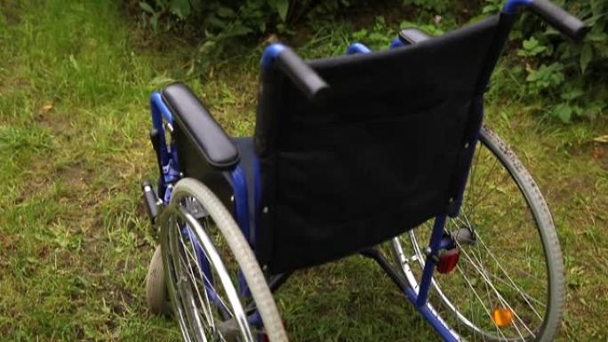 空轮椅站在医院公园等待病人服务。室外停放的残疾人轮椅。残疾人可以进入。保健医疗概念