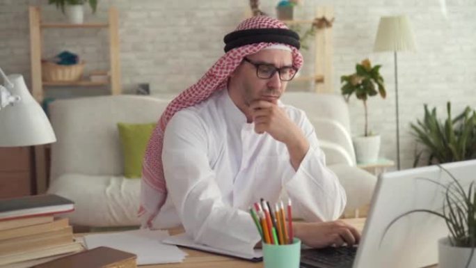 阿拉伯男子商人在笔记本电脑上工作