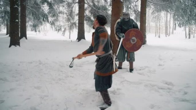 冬季森林中的Medievial战士，练习动物狩猎