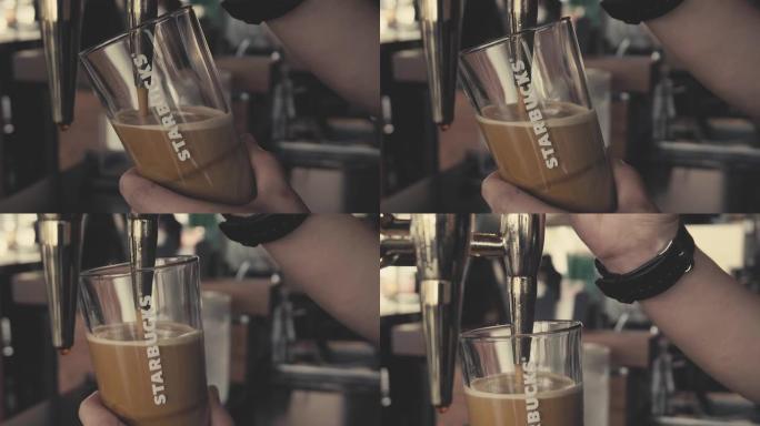 泰国曼谷帕索购物中心-2018年1月09日: 星巴克咖啡起泡硝基冷冲泡咖啡倒入玻璃杯，即可饮用。