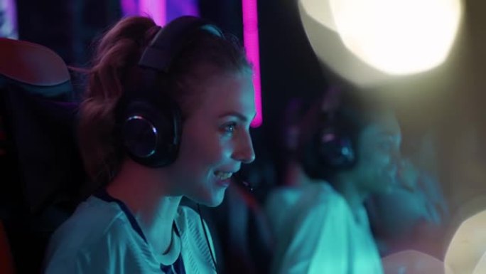 女性游戏玩家tewm戴着耳机玩电子游戏，网络运动员在游戏中，玩家之间的交流，锦标赛。