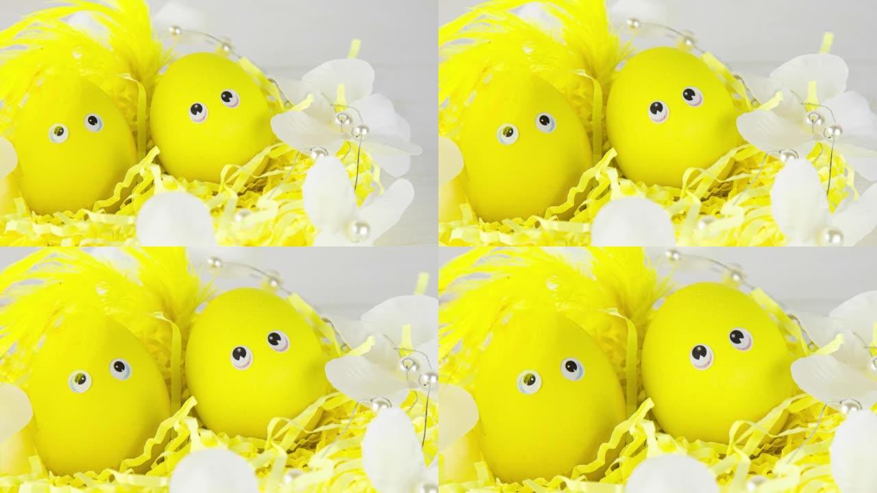 装饰有黄色鸡蛋的篮子在阳光下装饰有羽毛
