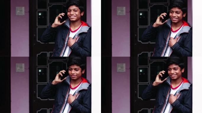 印度十几岁的男孩使用手机