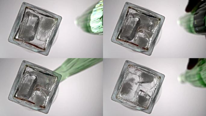 从不寻常的桌子视图中向玻璃视图中添加冰和饮料