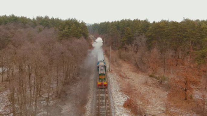 古董修复后的蒸汽机车的天线吹起烟雾，蒸汽旅行