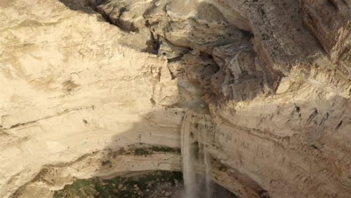 沙漠瀑布中的强大山洪-航拍镜头
