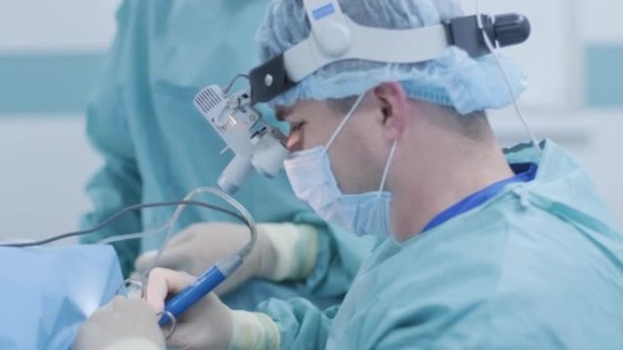 在深度麻醉下切除扁桃体的手术，外科医生使用最新的设备，冷等离子法，减少喉咙肿胀，医生使用新的探头，医