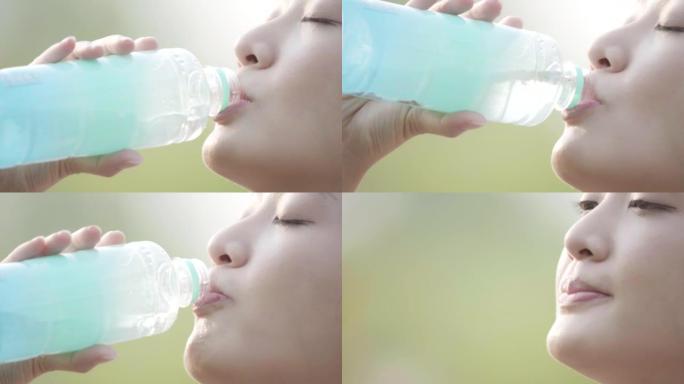 运动妇女喝水的场景